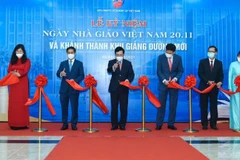 Phó Thủ tướng Thường trực Phạm Bình Minh và Bộ trưởng Ngoại giao Bùi Thanh Sơn đã đến chúc mừng thầy, cô giáo và cắt băng khánh thành tòa nhà Giảng đường mới của Học viện Ngoại giao. (Nguồn: Báo Quốc tế)