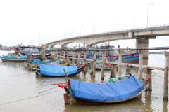 Tàu thuyền neo đậu tránh trú bão. (Ảnh: Nguyên Lý/TTXVN)