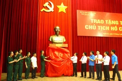 Nghi thức tặng pho tượng Bác Hồ. (Ảnh: Tá Chuyên/TTXVN)