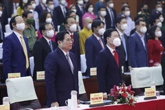 Thủ tướng Phạm Minh Chính và Thường trực Ban Bí thư Võ Văn Thưởng cùng các đại biểu thực hiện nghi lễ chào cờ Tổ quốc. (Ảnh: Dương Giang/TTXVN) 