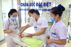 Em gái sơ sinh của sản phụ nhiễm COVID-19 được chăm sóc đặc biệt tại Bệnh viện Trung Ương Huế. (Ảnh: Mai Trang/TTXVN)