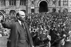 Lãnh tụ Vladimir Ilyich Lenin phát biểu trước người dân tại Petrograd năm 1917. (Ảnh: Tư liệu/TTXVN phát) 