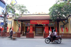 Nơi niêm yết danh sách cử tri và thông tin các ứng cử viên được trang hoàng rực rỡ (ảnh chụp tại phường Hàng Buồm, quận Hoàn Kiếm). (Ảnh: Hoàng Hiếu/TTXVN) 
