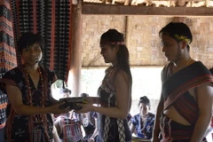 Nhà trai trao quà cưới cho cô dâu để mong cho đôi trẻ sống chung bền lâu. (Ảnh: TTXVN)