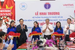 Lãnh đạo Bộ Y tế cắt băng khánh thành Trung tâm. (Ảnh: Đinh Hằng/TTXVN)