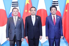 Tổng thống Hàn Quốc Moon Jae-in (bên trái), Thủ tướng Trung Quốc Lý Khắc Cường (ở giữa) và Thủ tướng Nhật Bản Shinzo Abe (bên phải) tại cuộc gặp ở Thành Đô, Trung Quốc ngày 24/12/2019. (Ảnh: THX/TTXVN) 