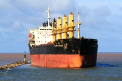 Tàu Glory Future bị mắc cạn tại khu vực biển Cửa Việt, cách bờ chừng 1km. (Ảnh: Hồ Cầu/TTXVN)