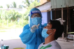 Đại diện các hộ gia đình ở phường 11, thành phố Cao Lãnh được lấy mẫu xét nghiệm sàng lọc SARS-CoV-2 trong sáng 28/8. (Ảnh: Chương Đài/TTXVN) 