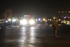 CSGT Hà Nội đã bố trí sẵn cán bộ chiến sỹ và phương tiện đón và dẫn đoàn đi qua thủ đô hướng về cầu Trung Hà. (Ảnh: Thành Đạt/TTXVN) 