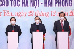 Thủ tướng Phạm Minh Chính và các đại biểu bấm nút khởi công các dự án giao thông trọng điểm tại Hưng Yên. (Ảnh: Dương Giang/TTXVN)