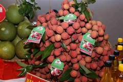 Hộp vải tươi Việt Nam được đấu giá thành công với giá trị lên tới gần 53 triệu VND. (Ảnh: Diệu Linh/TTXVN)