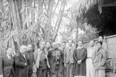 Chủ tịch Hồ Chí Minh với các đại biểu dự Hội nghị Ủy ban Liên Việt toàn quốc tại Việt Bắc, tháng 2/1948.(Nguồn: TTXVN 