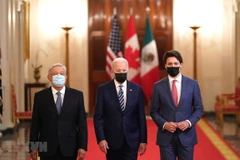 Tổng thống Mexico Lopez Obrador (trái), Tổng thống Mỹ Joe Biden (giữa) và Thủ tướng Canada Justin Trudeau tại Hội nghị thượng đỉnh ba bên ở Washington DC., ngày 18/11. (Ảnh: AFP/TTXVN)