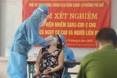 Nhân viên y tế lấy mẫu xét nghiệm COVID-19 cho cư dân phường Phố Huế (quận Hai Bà Trưng) ngày 1/9/2021. (Ảnh: Minh Quyết/TTXVN) 