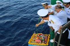 Tràng hoa được cán bộ, chiến sỹ trên tàu Trường Sa 571 thả xuống biển, tưởng niệm các liệt sỹ hy sinh trên quần đảo Trường Sa. (Ảnh: Sỹ Tuyên/TTXVN) 