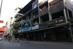 Quán bar, beer club ở phố đi bộ Bùi Viện. (Nguồn: TTXVN)