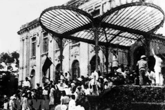 Quần chúng nhân dân Thủ đô đánh chiếm Bắc Bộ phủ, cơ quan đầu não của chính quyền tay sai Pháp ở Bắc Bộ, ngày 19/8/1945. (Ảnh: TTXVN) 