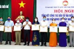 Ủy ban Mặt trận Tổ quốc Việt Nam tỉnh Thừa Thiên-Huế đã tặng bằng khen cho tập thể có nhiều thành tích trong công tác bầu cử đại biểu Quốc hội khóa XV và bầu cử đại biểu Hội đồng Nhân dân các cấp nhiệm kỳ 2021-2026. (Ảnh: Tường Vi/TTXVN)