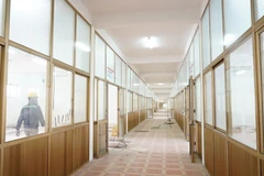 Dãy nhà 3 tầng Trung tâm thực hành thực nghiệm - Trường Đại học Sao Đỏ (thành phố Chí Linh) có một số hạng mục xuống cấp đang được cải tạo, sửa chữa để đáp ứng tiêu chuẩn của một cơ sở điều trị bệnh nhân COVID-19. (Ảnh: TTXVN phát)