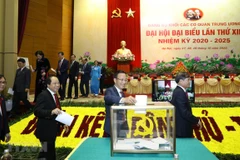 Các đại biểu bỏ phiếu giới thiệu nhân sự Bí thư Đảng ủy Khối các cơ quan Trung ương lần thứ XIII, nhiệm kỳ 2020-2025. (Ảnh: Văn Điệp/TTXVN)