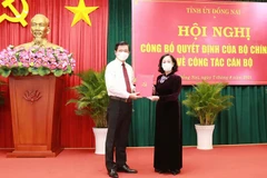 Trưởng ban Tổ chức Trung ương Trương Thị Mai trao quyết định điều động, phân công ông Nguyễn Hồng Lĩnh giữ chức Bí thư Tỉnh ủy Đồng Nai. (Nguồn: VnExpress)