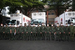 Các đại biểu chụp ảnh lưu niệm cùng các kỹ thuật viên. (Ảnh: Hồng Pha/TTXVN phát)