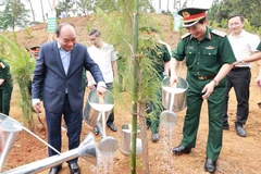 Chủ tịch nước Nguyễn Xuân Phúc cùng các đại biểu trồng cây tại Khu Di tích K9. (Ảnh: Thống Nhất/TTXVN)