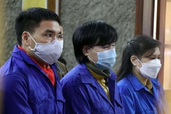 Bị cáo Bùi Thị Hoa (giữa), nguyên Trưởng phòng Kế hoạch-Tài chính, Sở Y tế tỉnh Sơn La, tại phiên tòa. (Ảnh: Hữu Quyết/TTXVN)