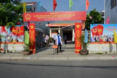 Các điểm bỏ phiếu rực rỡ cờ hoa, sẵn sàng cho thời khắc bắt đầu ngày hội bầu cử ở Đà Nẵng. (Ảnh: Quốc Dũng/TTXVN)