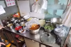 Chủ quán ăn thừa nhận trộn mì ớt với bột vỏ anh túc để gây nghiện cho khách hàng. (Nguồn: odditycentral.com)