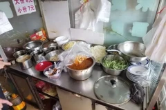 Chủ quán ăn thừa nhận trộn mì ớt với bột vỏ anh túc để gây nghiện cho khách hàng. (Nguồn: odditycentral.com)