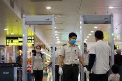 Cảng hàng không Nội Bài quán triệt 100% cán bộ công nhân viên thực hiện đeo khẩu trang, găng tay trong suốt thời gian làm việc. (Ảnh: Huy Hùng/TTXVN)