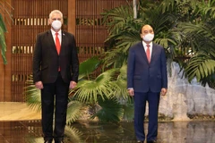 Chủ tịch nước Nguyễn Xuân Phúc và Bí thư thứ nhất Ban Chấp hành Trung ương Đảng Cộng sản Cuba, Chủ tịch nước Cộng hòa Cuba Miguel Díaz-Canel tại lễ đón. 