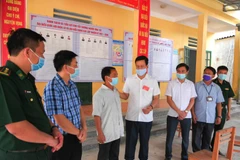 Chủ tịch UBND tỉnh Hà Giang Nguyễn Văn Sơn kiểm tra công tác chuẩn bị bầu cử ở các xã biên giới huyện Vị Xuyên. (Ảnh: Minh Tâm/TTXVN)