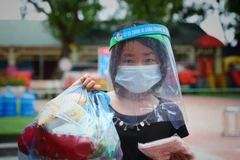 Cháu nhỏ được nhận quà Tết thiếu nhi (1/6) qua hình thức gián tiếp tại khu cách ly trường mầm non xã Việt Tiến, huyện Việt Yên. (Ảnh: Danh Lam/TTXVN) 