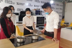 Người tiêu dùng tham quan và trải nghiệm mua sắm tại hội chợ. (Ảnh: Phương Anh/TTXVN) 