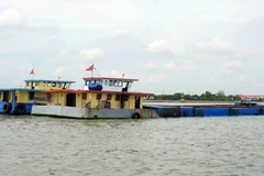 Thu giữ 3 phương tiện thủy vận chuyển trái phép cát trên sông Soài Rạp. (Ảnh: TTXVN phát)