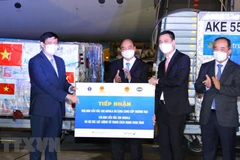 Chủ tịch nước Nguyễn Xuân Phúc chứng kiến lễ tiếp nhận tượng trưng 1,05 triệu liều vaccine Abdala của Cuba. (Ảnh: Nguyễn Điệp/TTXVN) 