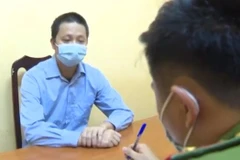 Một đối tượng trong nhóm điều hành sàn giao dịch tiền ảo tại Cơ quan Công an. (Nguồn: Cand.com.vn) 