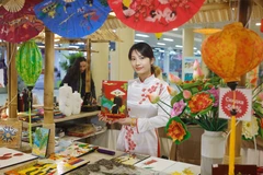 Các sản phẩm thủ công mỹ nghệ truyền thống của Việt Nam được giới thiệu với khách tham quan trong dịp Tết Tân Sửu. (Ảnh: Trần Hiếu/TTXVN) 