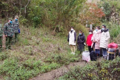 Ngày 30/12/2020, Tổ tuần tra, kiểm soát của Đồn Biên phòng Cửa khẩu Quốc tế Hữu Nghị phát hiện 5 công dân Việt Nam nhập cảnh trái phép từ bên kia biên giới. (Ảnh: TTXVN)