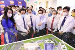 Thủ tướng Phạm Minh Chính tham quan trưng bày các sản phẩm khoa học, kỹ thuật. (Ảnh: Dương Giang/TTXVN) 