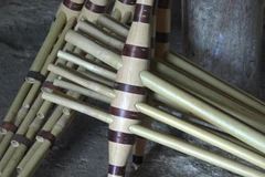 Trung bình làm mỗi chiếc khèn sẽ phải mất hơn 3 ngày mới hoàn thành. (Ảnh: Nguyễn Chiến/TTXVN)