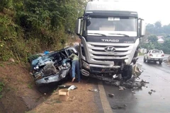 Hiện trường vụ tai nạn khiến 1 người tử vong, 6 người bị thương trên Quốc lộ 6, tỉnh Sơn La. (Ảnh: TTXVN phát)