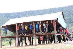 Những ngôi nhà di chuyển hầu như nguyên vẹn từ làng cũ sang nơi ở mới. (Ảnh: Hồng Điệp/TTXVN) 