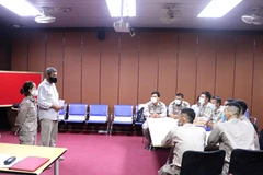 Chuyên gia nước ngoài trao đổi với các học viên được đào tạo hủy nổ bom mìn cấp độ 3. (Ảnh: Nguyên Lý/TTXVN)