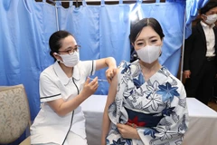 Nhân viên y tế tiêm vaccine ngừa COVID-19 cho người dân tại Tokyo, Nhật Bản. (Ảnh: AFP/TTXVN) 