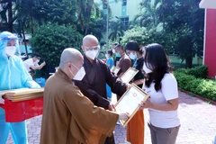 Thượng tọa Thích Thiện Quý, Phó Trưởng ban kiêm Chánh Thư ký Ban Trị sự Giáo hội Phật giáo Việt Nam Thành phố Hồ Chí Minh và Thượng tọa Thích Nhật Từ, Phó Viện trưởng Thường trực Học viện Phật giáo Việt Nam tại Thành phố Hồ Chí Minh trao giấy biểu dương v