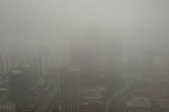 Theo số liệu từ trang Airvisual, đỉnh điểm vào khoảng 9h sáng nay, tại nhiều khu vực, chỉ số chất lượng không khí (AQI) đo được ở mức 190-197 đơn vị, tiệm cận mức nguy hại cho sức khỏe. (Ảnh: Thành Đạt/TTXVN) 