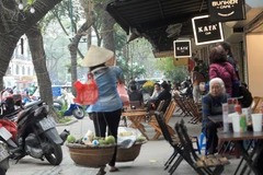 Tình trạng kinh doanh lấn chiếm vỉa hè phố Nguyễn Chí Thanh, quận Đống Đa. (Ảnh: Phan Tuấn Anh/TTXVN)